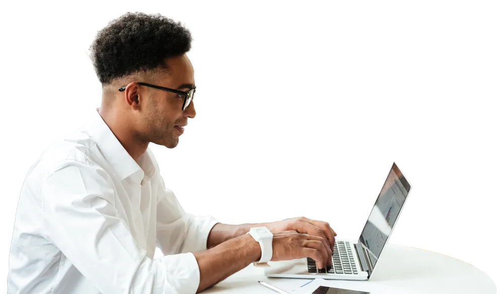 homem preto concentrado olhando para a tela de um notebook